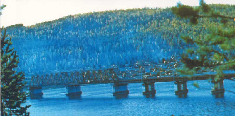 Железнодорожный мост через реку Илим в зоне затопления Усть-Илимского водохранилища