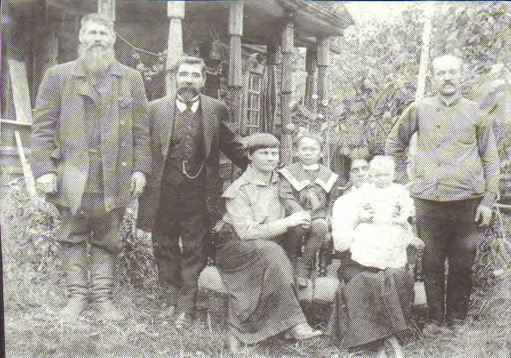 Управляющий Усть-Кутским сользаводом Д.Е. Шелковников с семьёй у своего дома. Слева - Д.А. Суплецов, справа - Ф. Абель. Фото 1917 года