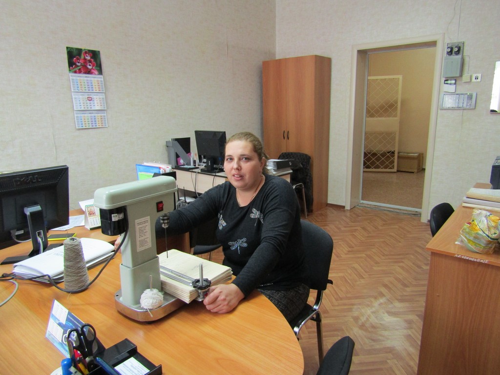 Мария Скрябикова прошивает документы